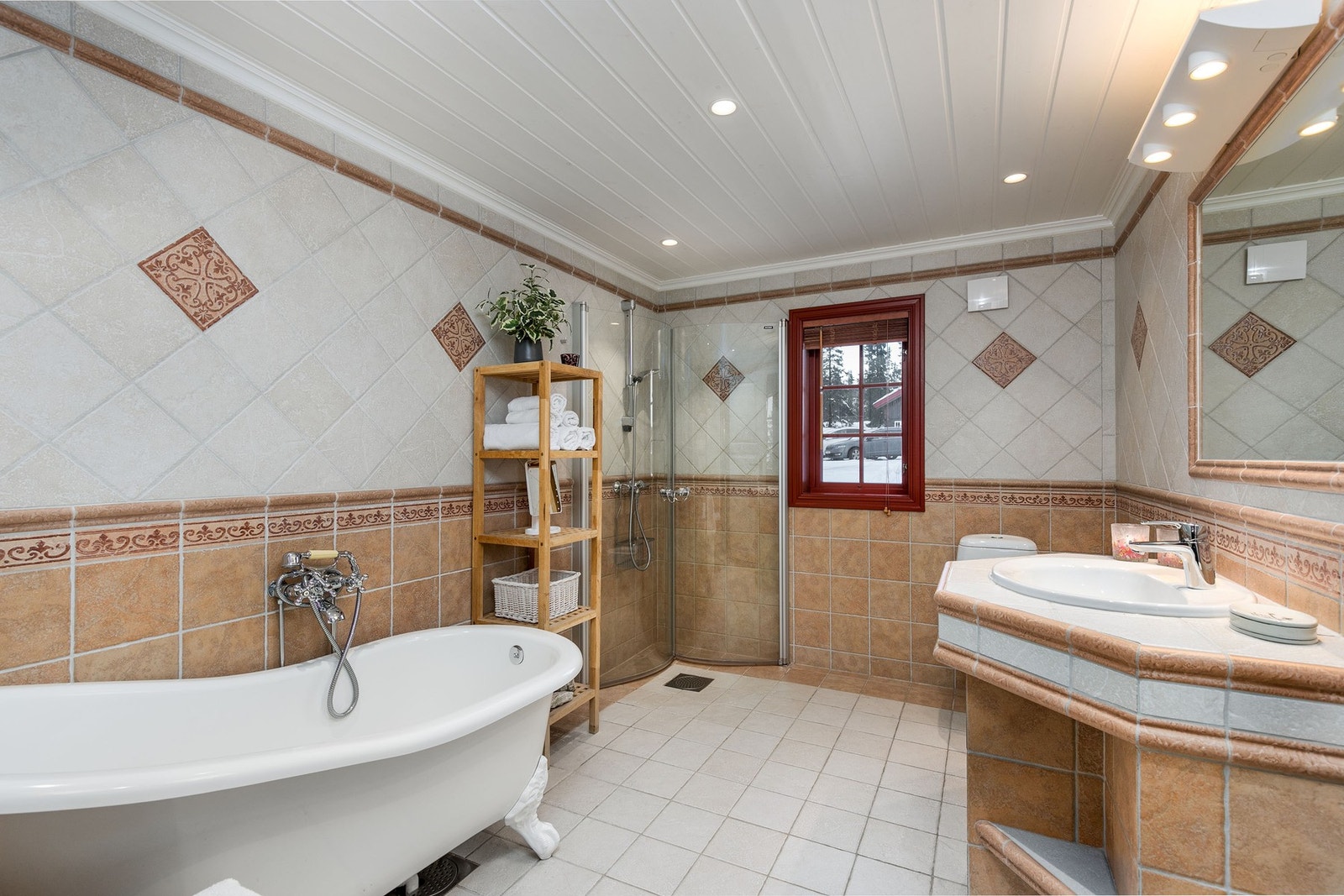 Pent flislagt bad i tilknytning til hovedsoverommet Galleribilde