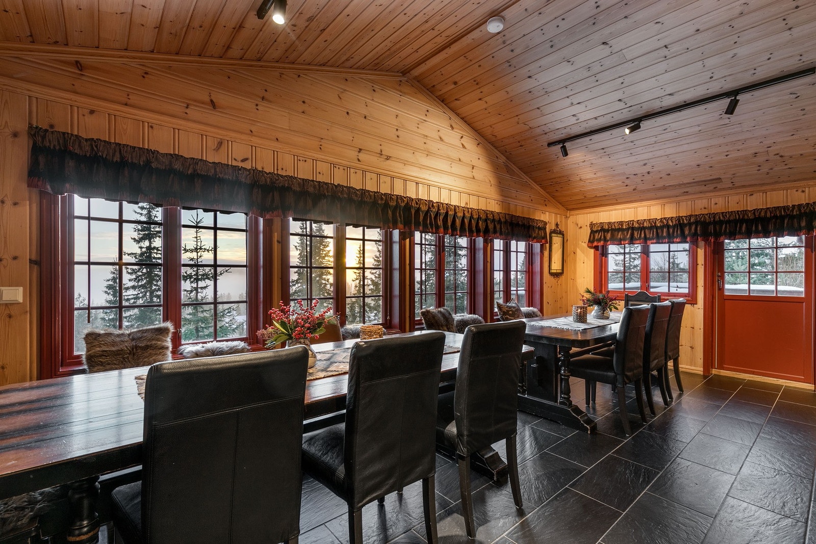 Utgang fra spisestuen til terrassen Galleribilde