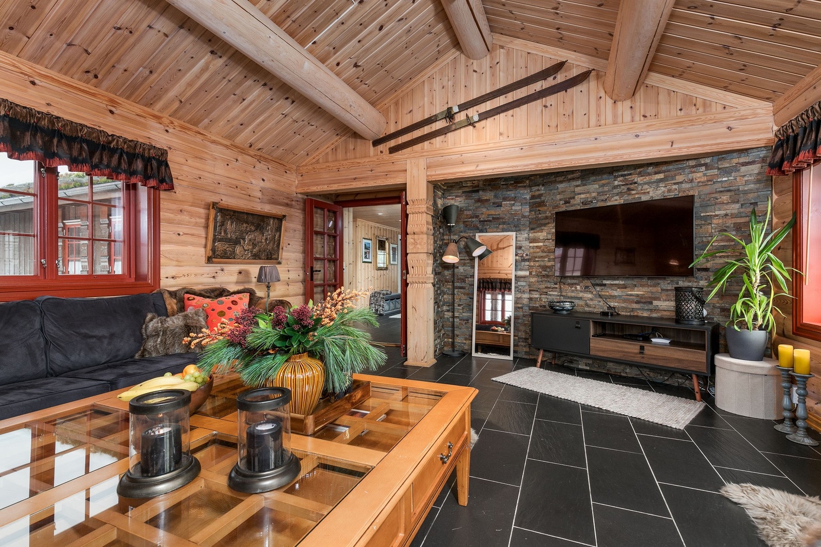 Varme i gulv som kan styres via app, sørger for en behagelig og jevn temperatur i boligen. Galleribilde