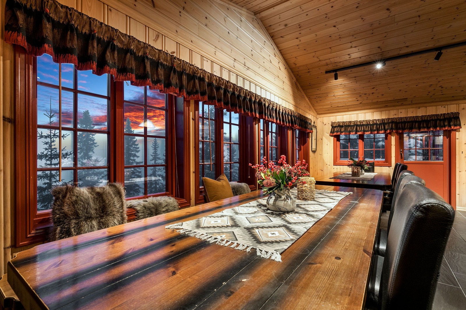 Her kan man tilbringe hyggelige kvelder med venner og familie til bords. Galleribilde