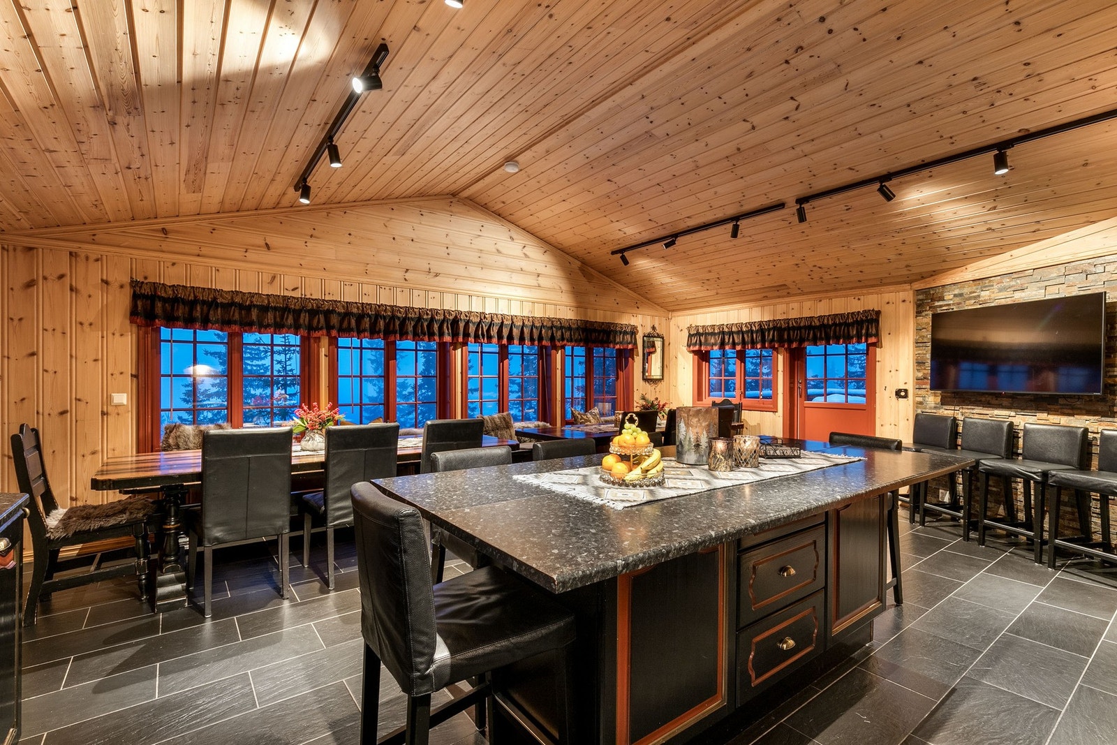 Meget god plass til å dekke opp til mange middagsgjester. Galleribilde