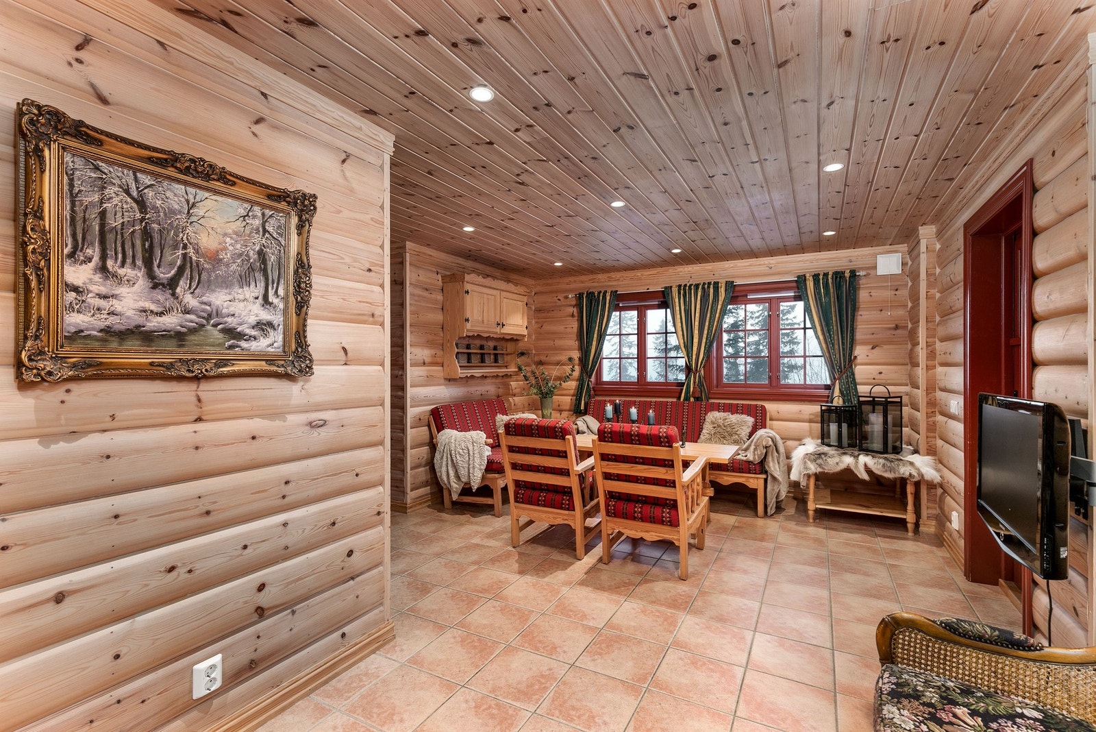 Trivelig stue i U. etasjen, som sørger for fin soneinndeling av hytta. Galleribilde