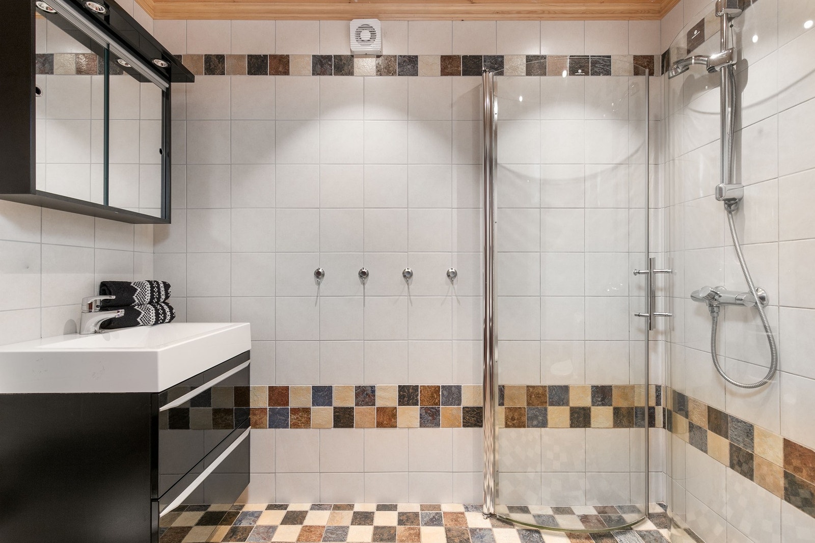 Bad 4 befinner seg i U. etasje. Badet har flislagte overflater på gulv og vegger, samt panel i himling. Baderomsinnredning bestående av skuffer med servant. Galleribilde