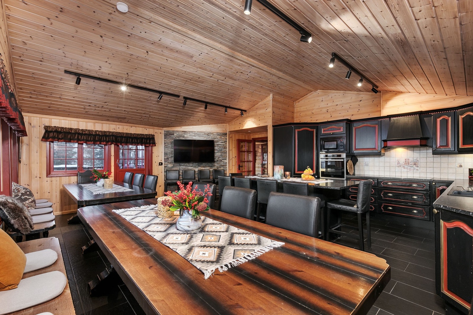 Kjøkkenet har hvitevarer som platetopp, to oppvaskmaskiner, to stekeovner og mikrobølgeovn integrert i innredningen. Stort kjølehjørne. Kjøkkenet har avtrekk fra kjøkkenventilator, plassert over platetoppen. Galleribilde