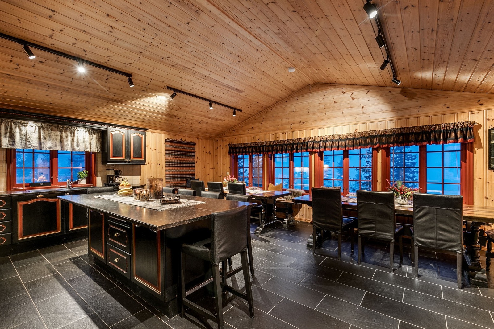 Stor spisestue i åpen løsning med kjøkken. Galleribilde