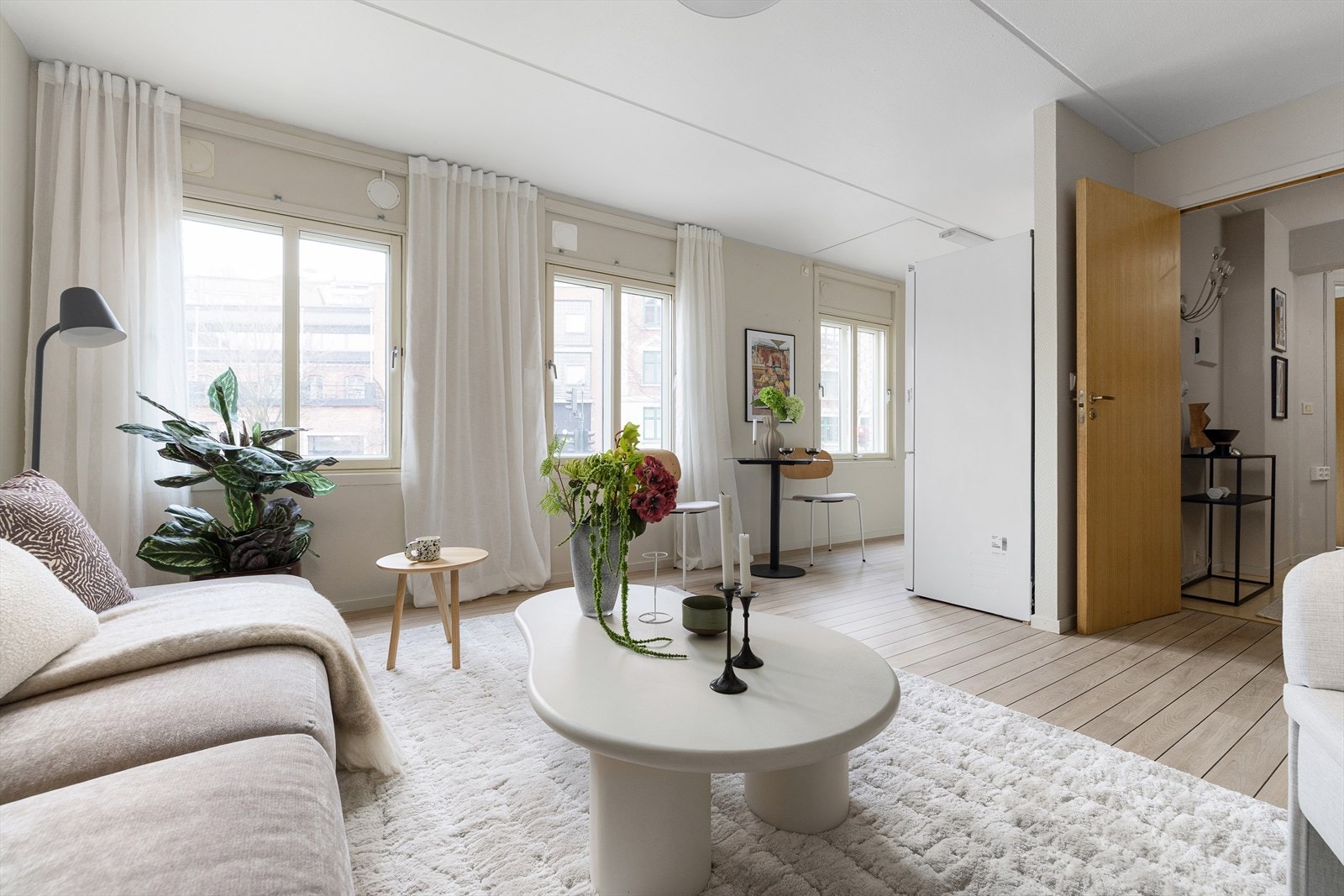 Romslig stue, med plass for salong og spisebord Galleribilde