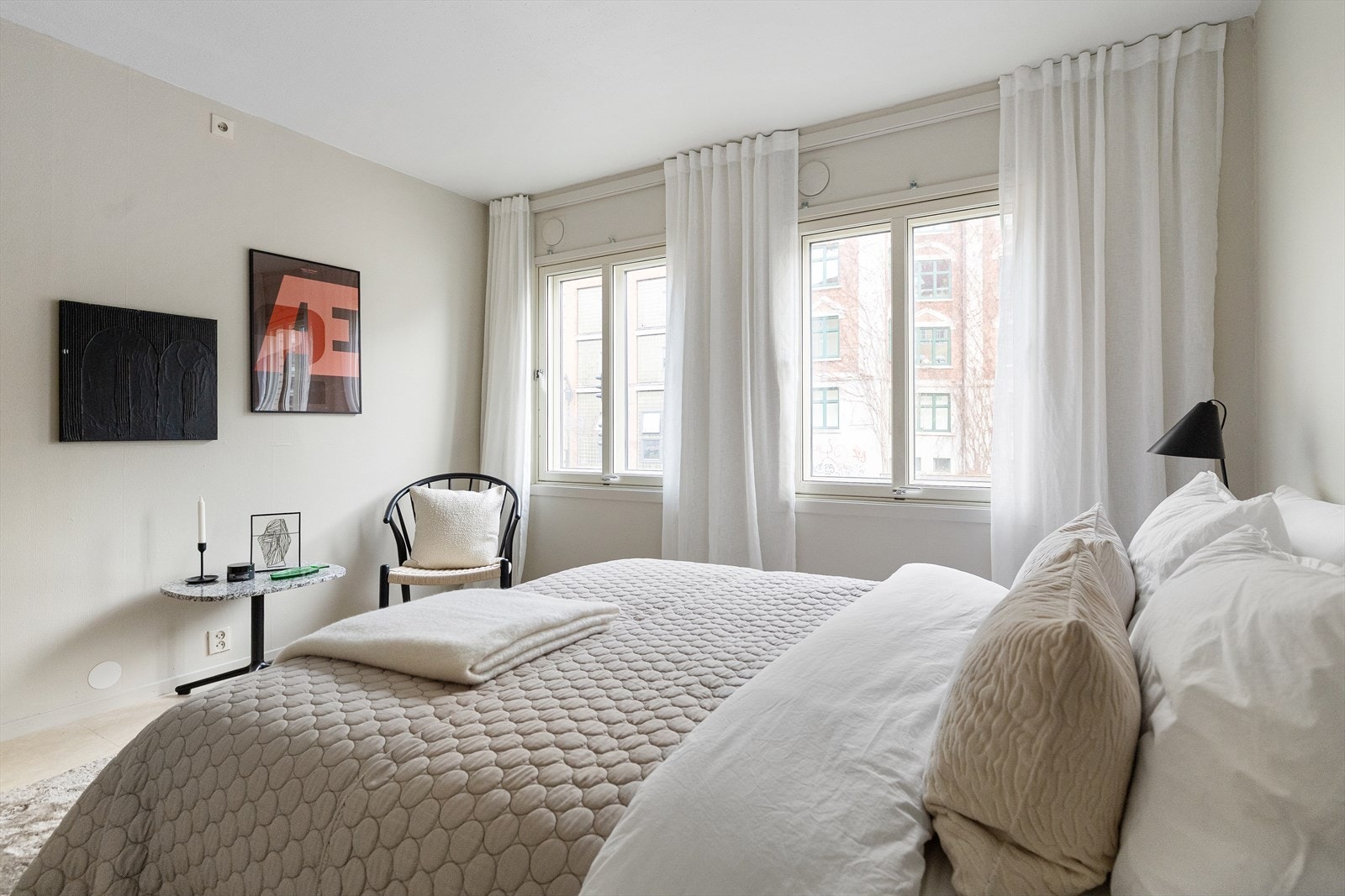 Delikat soverom med store vindusflater Galleribilde