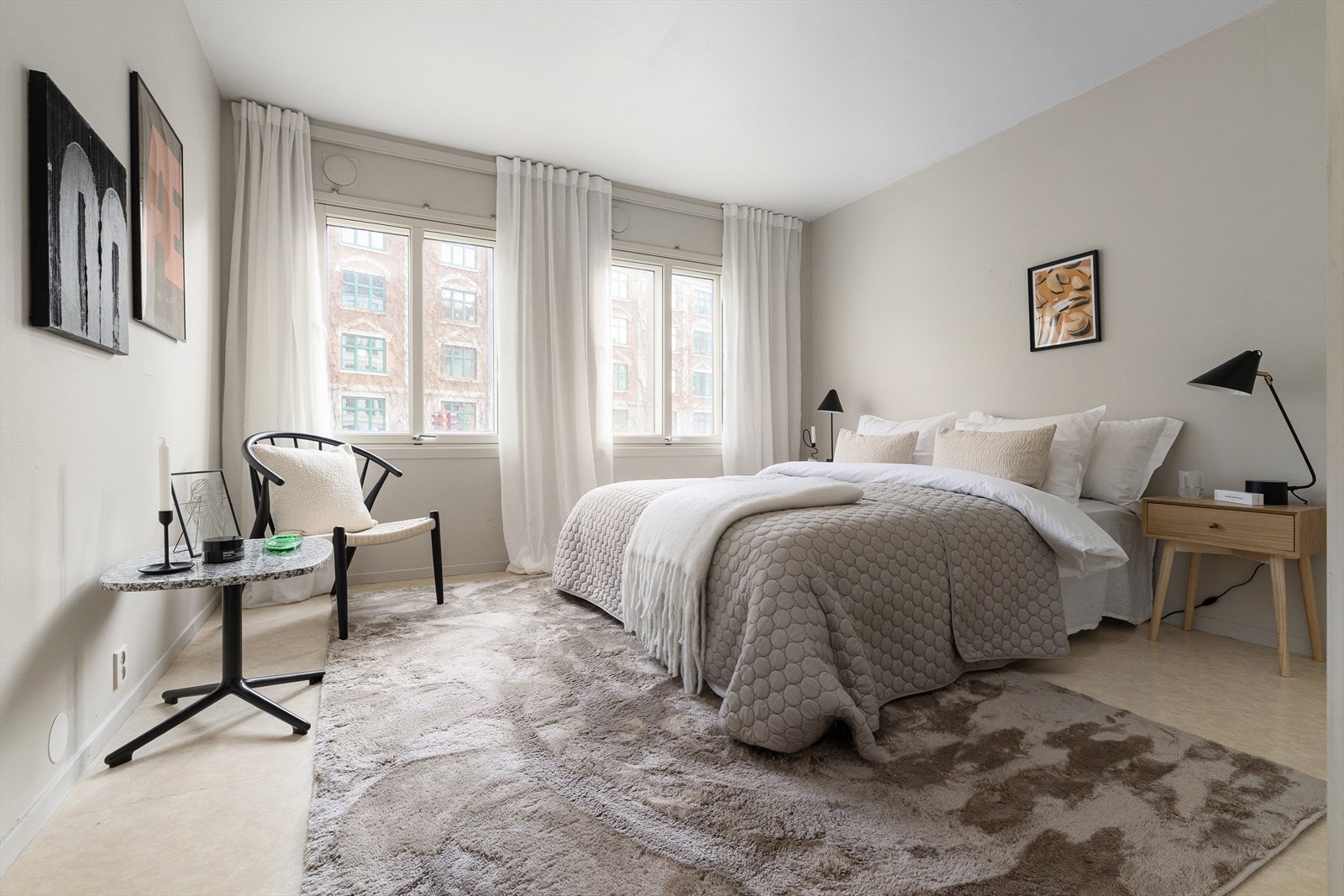 Romslig og lyst soverom Galleribilde