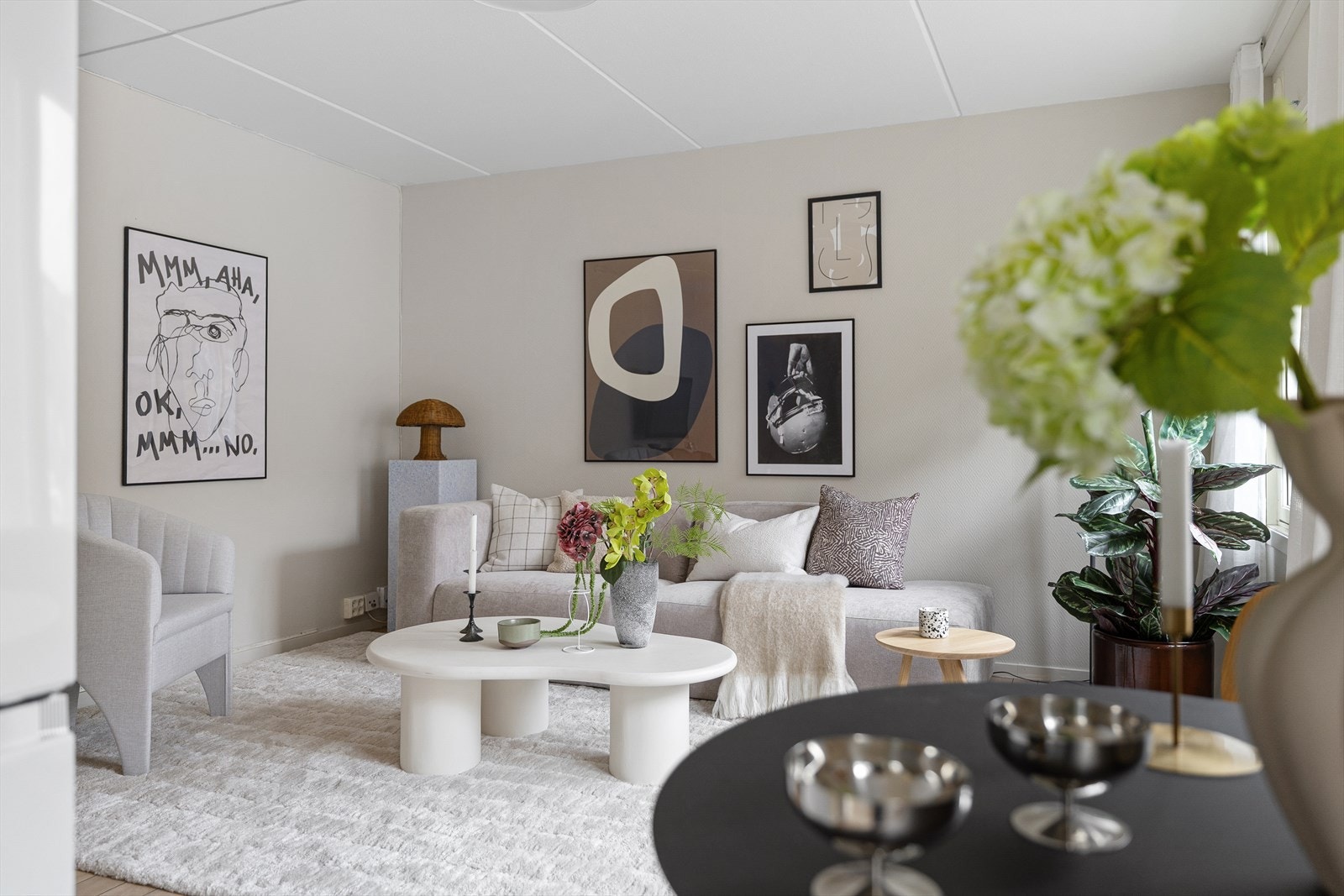 Lys og hyggelig stue med plass for spisebord Galleribilde