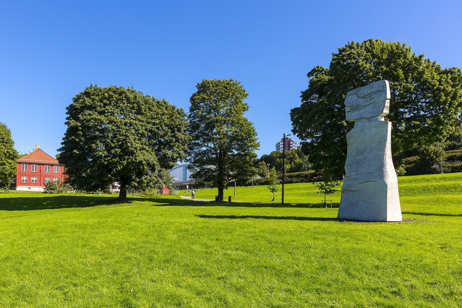 Tøyenparken ligger like i nærheten med store plener og fin utsikt over byen. .jpg Galleribilde