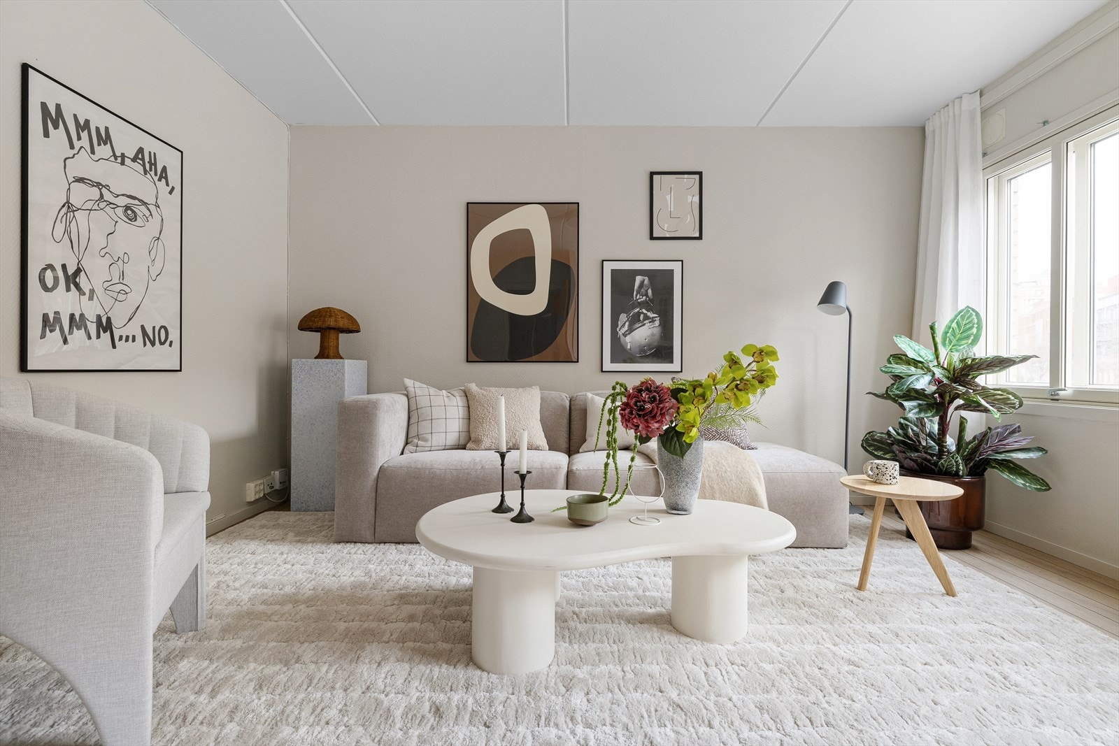 Lys og tiltalende stue med gode vindusflater Galleribilde