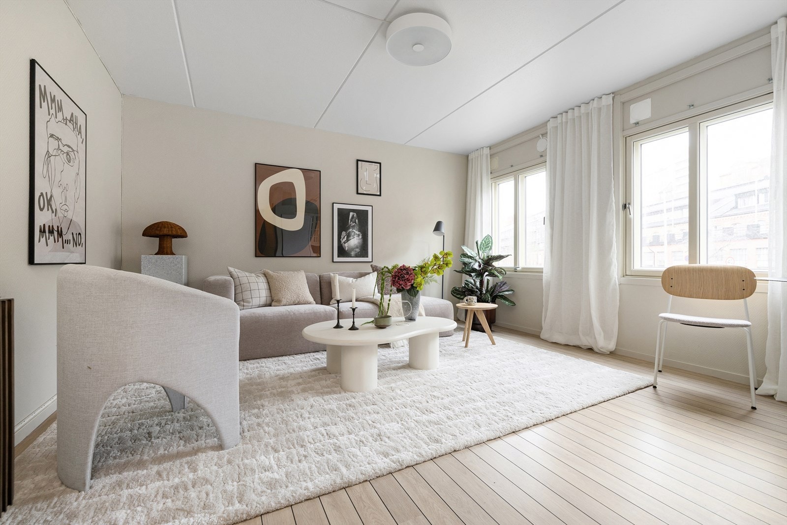 Romslig stue med gode vindusflater Galleribilde