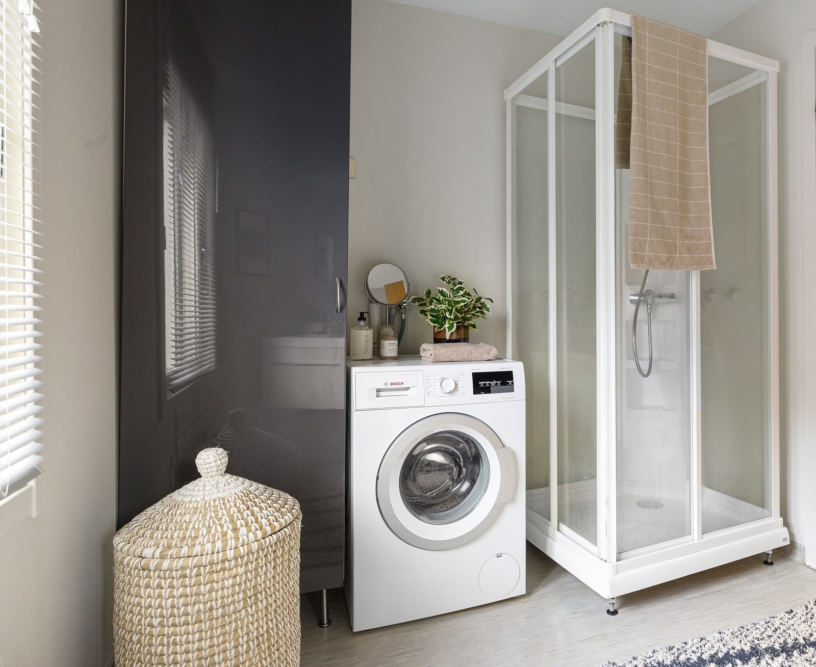 Bad med dusjkabinett, servant, wc og skap for oppbevaring Galleribilde