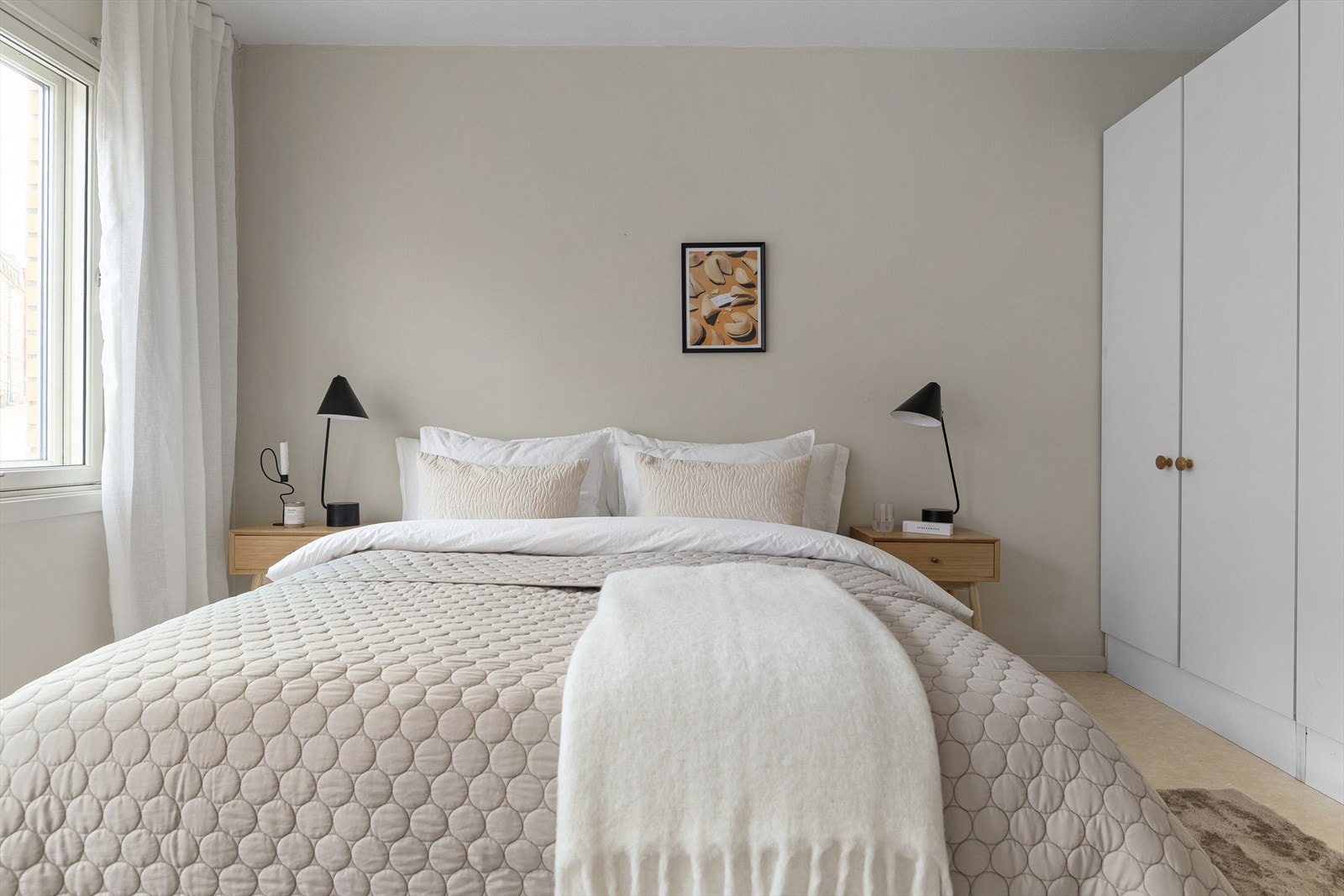 Lyst soverom med godt med skapplass Galleribilde