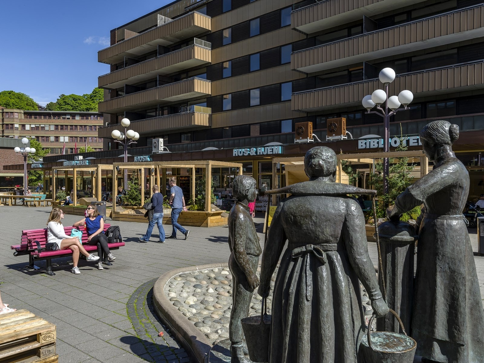 Tøyen torg med en fantastisk samling kafeer, restauranter, butikker, bibliotek, og mye annet Galleribilde