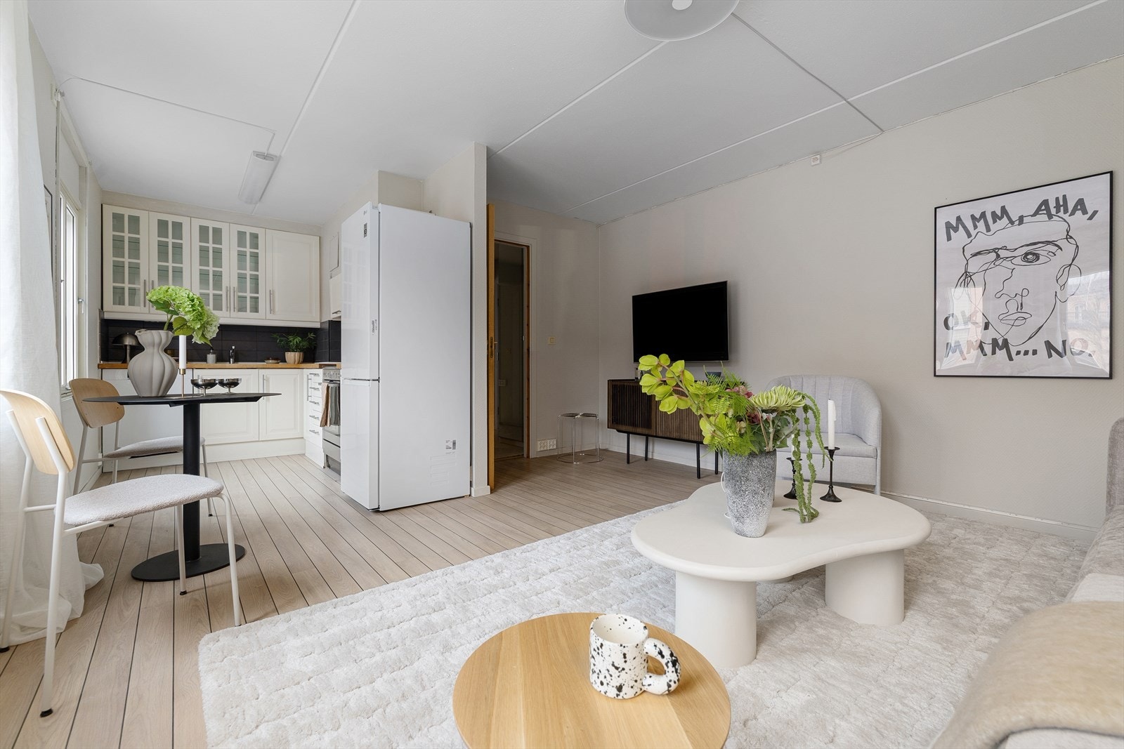 Romslig stue med og delvis avskjermet kjøkken Galleribilde