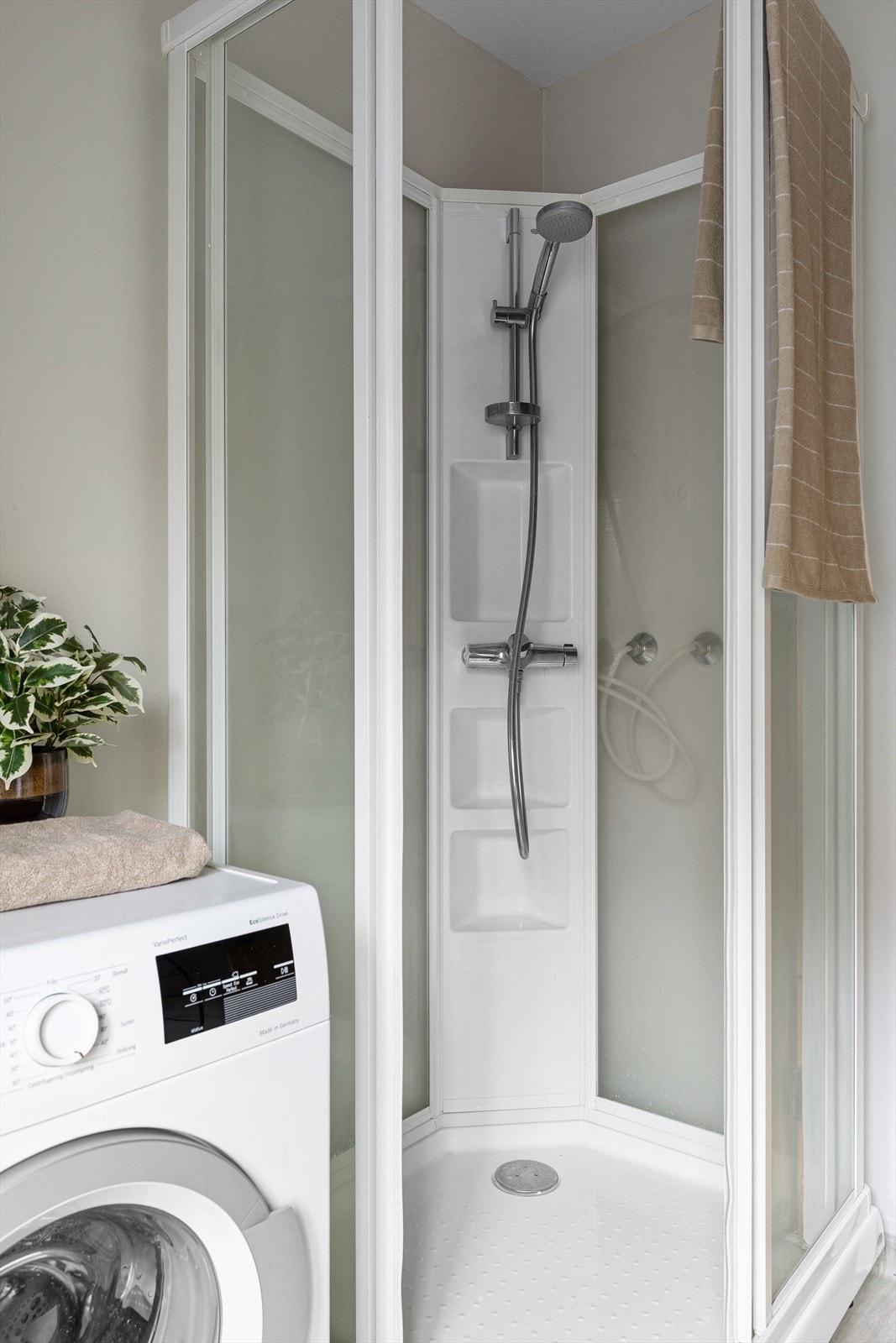 Det er opplegg for vaskemaskin på bad. Vaskemaskin følger med. Galleribilde