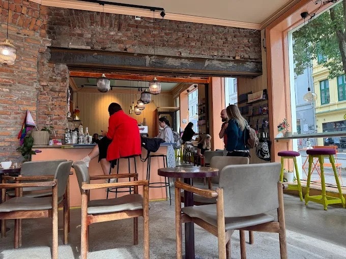 papegøye cafe ligger rett rundt hjørnet og et hyggelig sted å stoppe for en kaffe på vei ned til sentrum Galleribilde