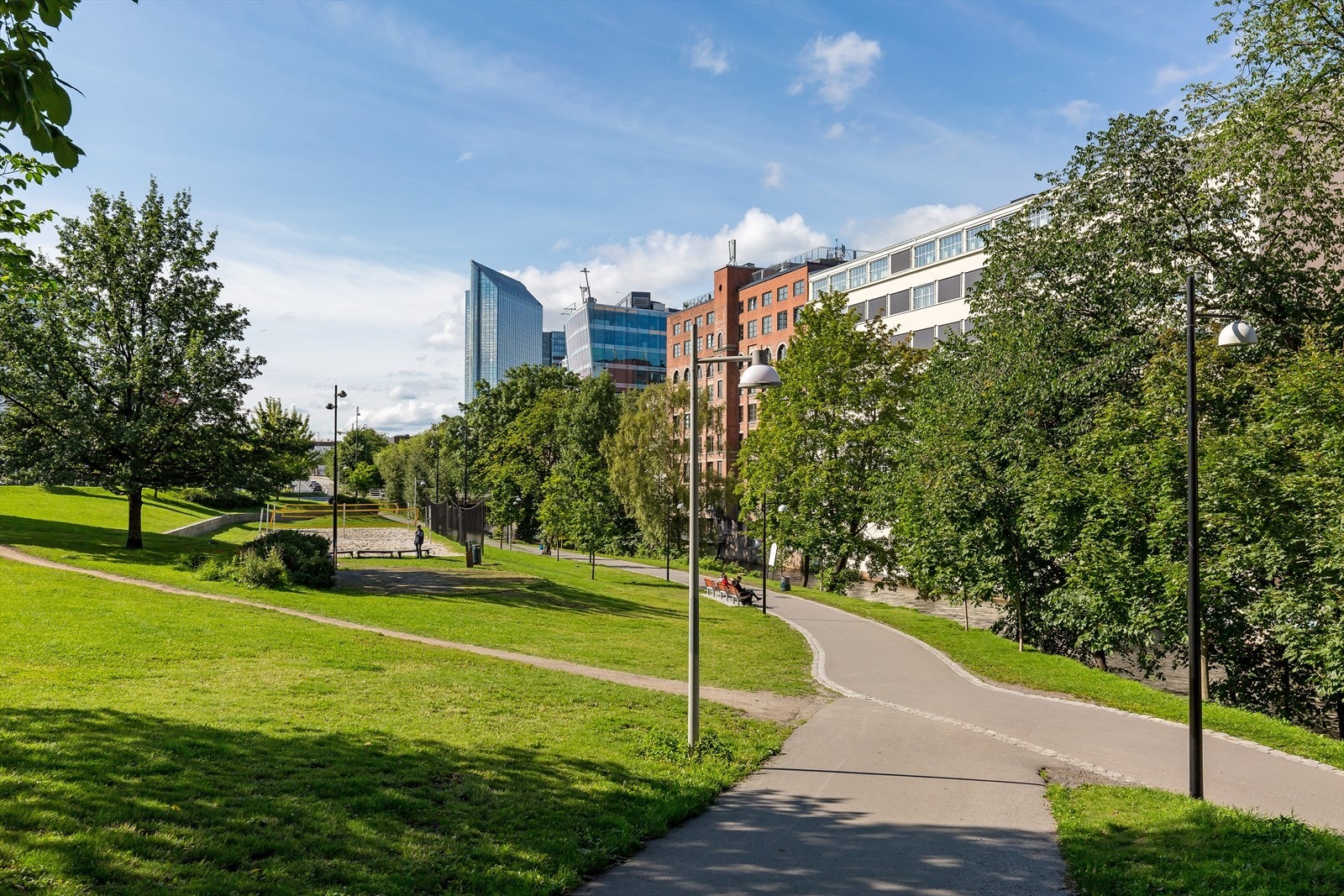Langs Akerselva er det fine turmuligheter med mulighet for å stoppe innom hyggelige restauranter og caféer Galleribilde