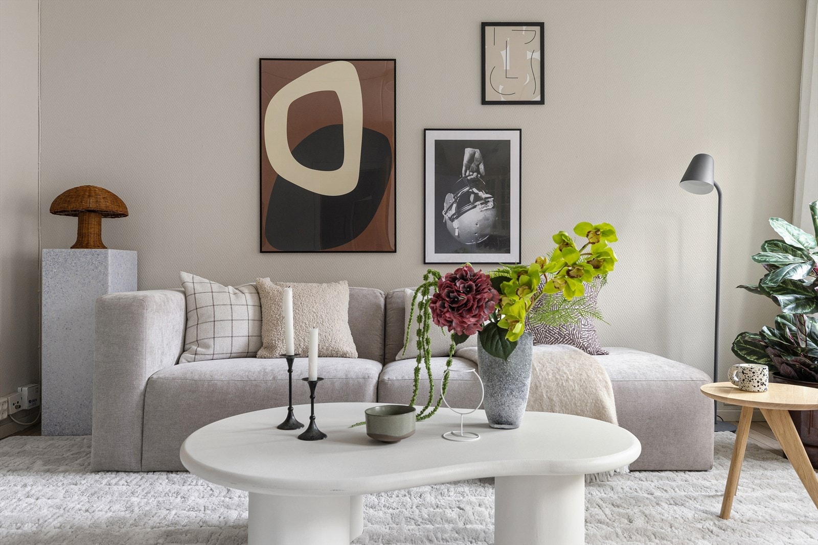 Stue i delikate farger med gode lysflater Galleribilde