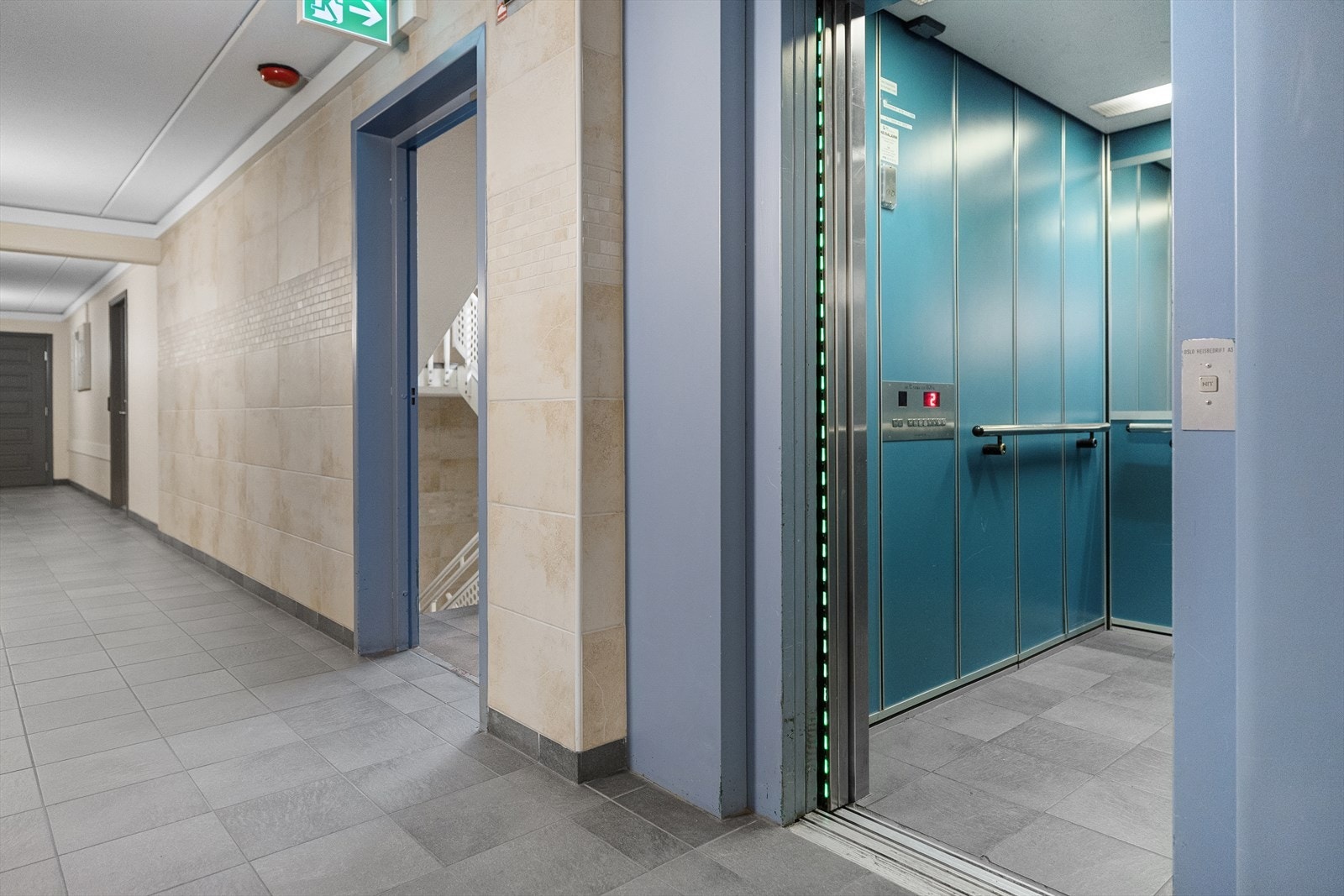 Trapperom med store lysflater og romslig heis Galleribilde