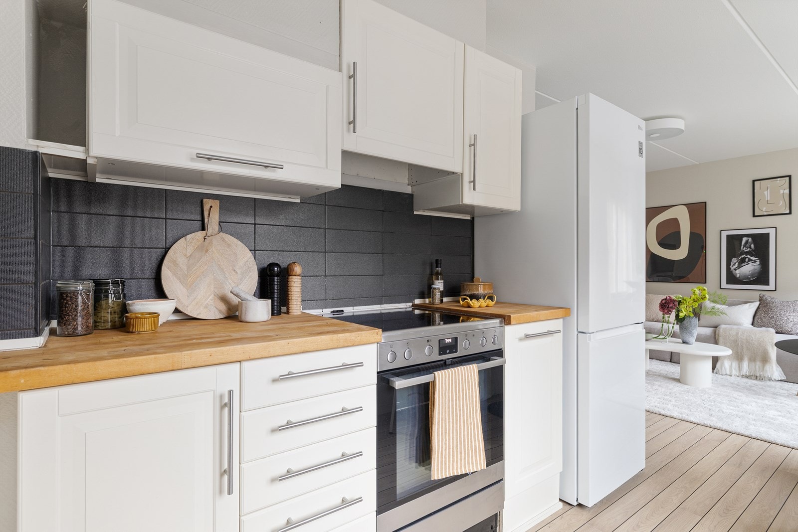 Kjøkken med heltre benkeplate og flis over benk Galleribilde