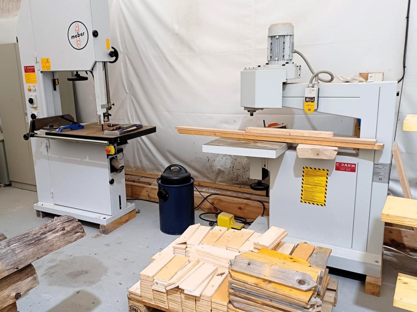 Vertikal båndsag til venstre og vertikal overfres (ubrukt) til høyre og en liten flissuger i midten. Galleribilde