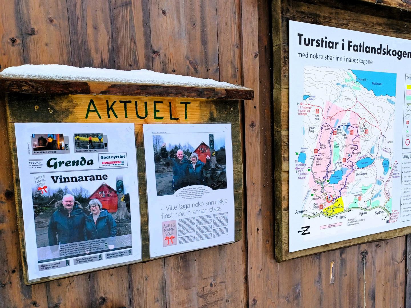 Informasjonsskilt og kart over turstier Galleribilde