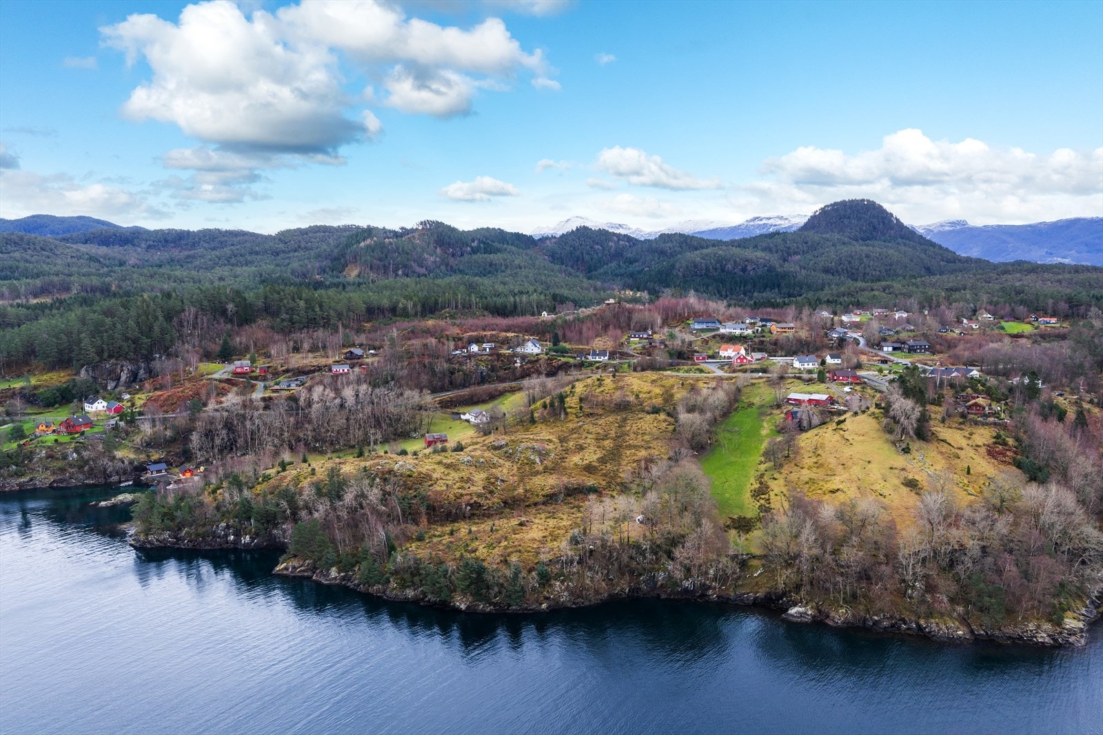 Dette området er i dag brukt som beite, men har muligheter for utvikling til boligfelt, hyttefelt, camping mm. Her vil det også være naturlig å bygge vei ned til naustet, som ligger på naboeiendommen. Galleribilde