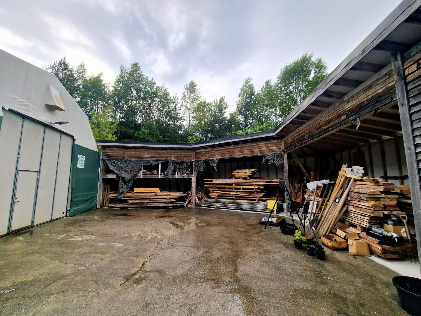Verkstedhallen ligger like inntil materiallageret. Galleribilde