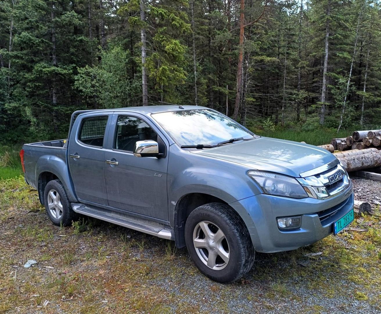 Kjekk pickup til en slik eiendom. Stort lasteplan og stort tørt lasterom inne i stedet for seter. Setene medfølger også. Galleribilde