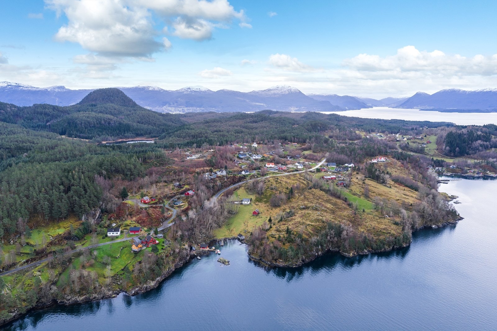 Bnr 1 sin sjøteig går fra naustet og bort til den grønne enga mot høyre, og opp til hovedveien. Galleribilde
