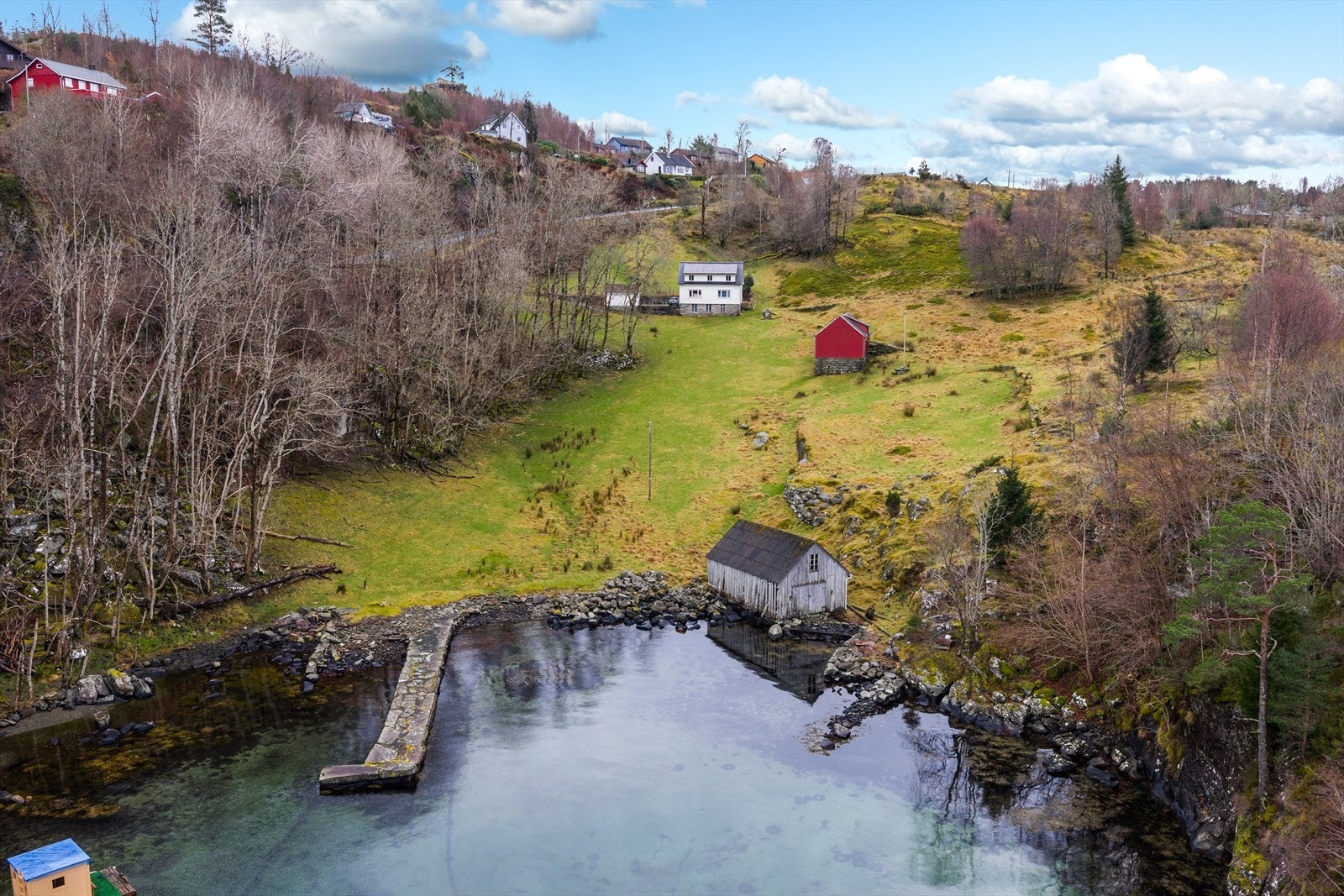 Sjøsveien for bnr 1 skimtes fra naustet opp til løa, videre helt opp til høyre. Galleribilde
