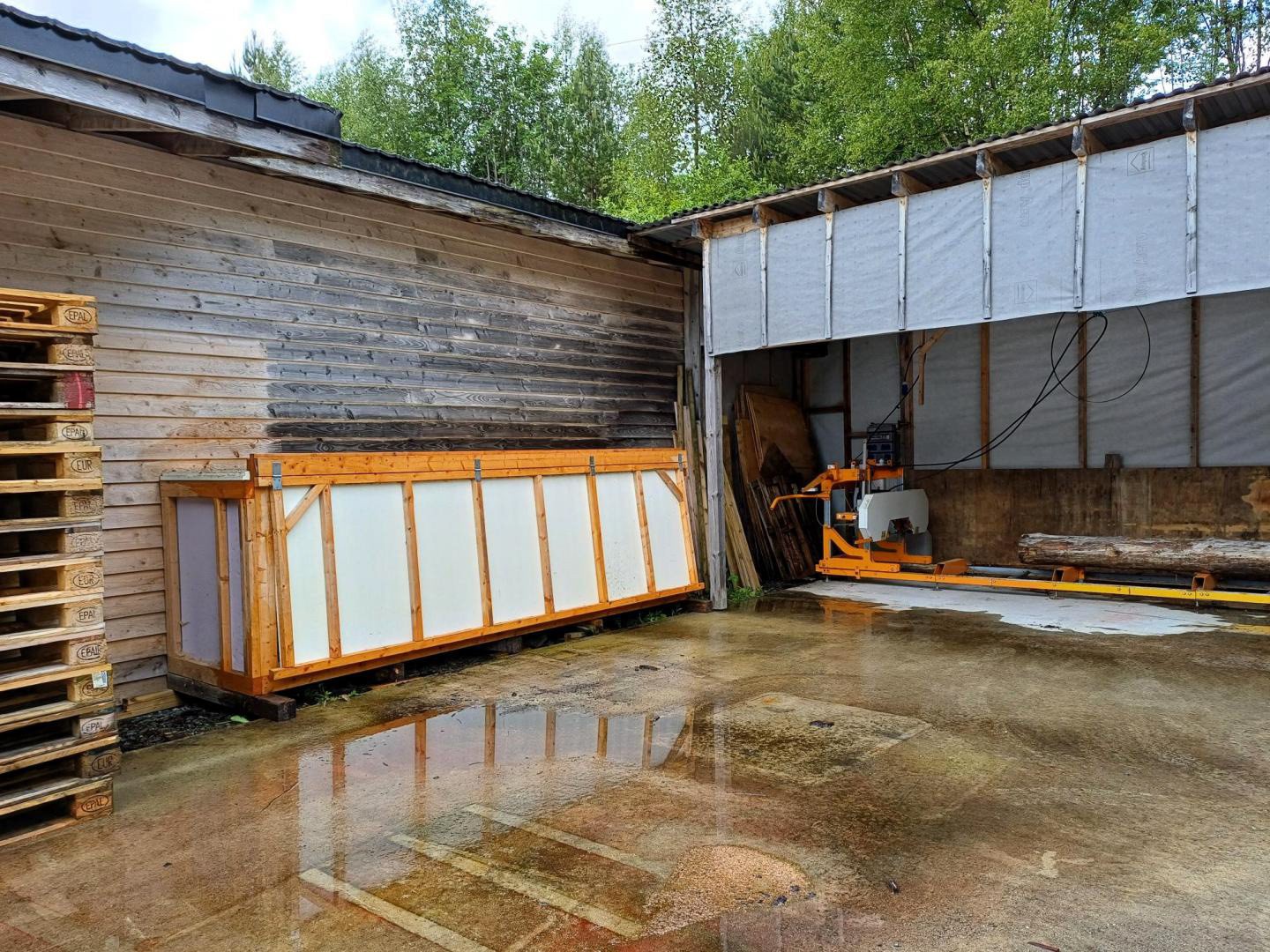 Logosol matrialtørke og Småtun tømmersag/båndsag. Begge disse er løsøre som blir plugga i vanlig 16A stikkontakt. Galleribilde