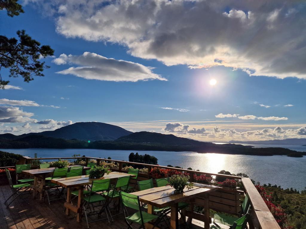 Fra toppen nyter man en helt fantastisk 360 graders utsikt! Galleribilde