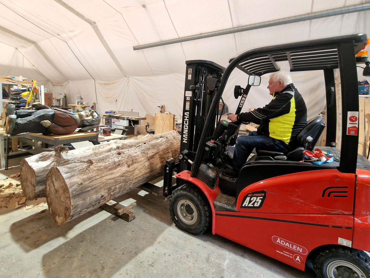 Inne i verkstadhallen er det lyst og flott å arbeide med elektrisk truck, som heller ikke avgir eksos. Galleribilde