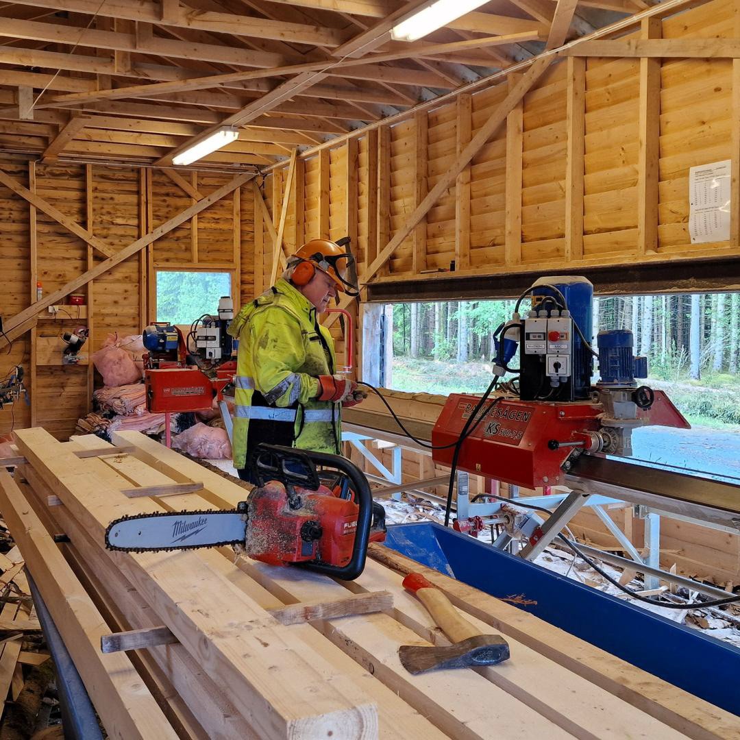 Selgeren jobber med Bamsesågen tømmersag. Galleribilde