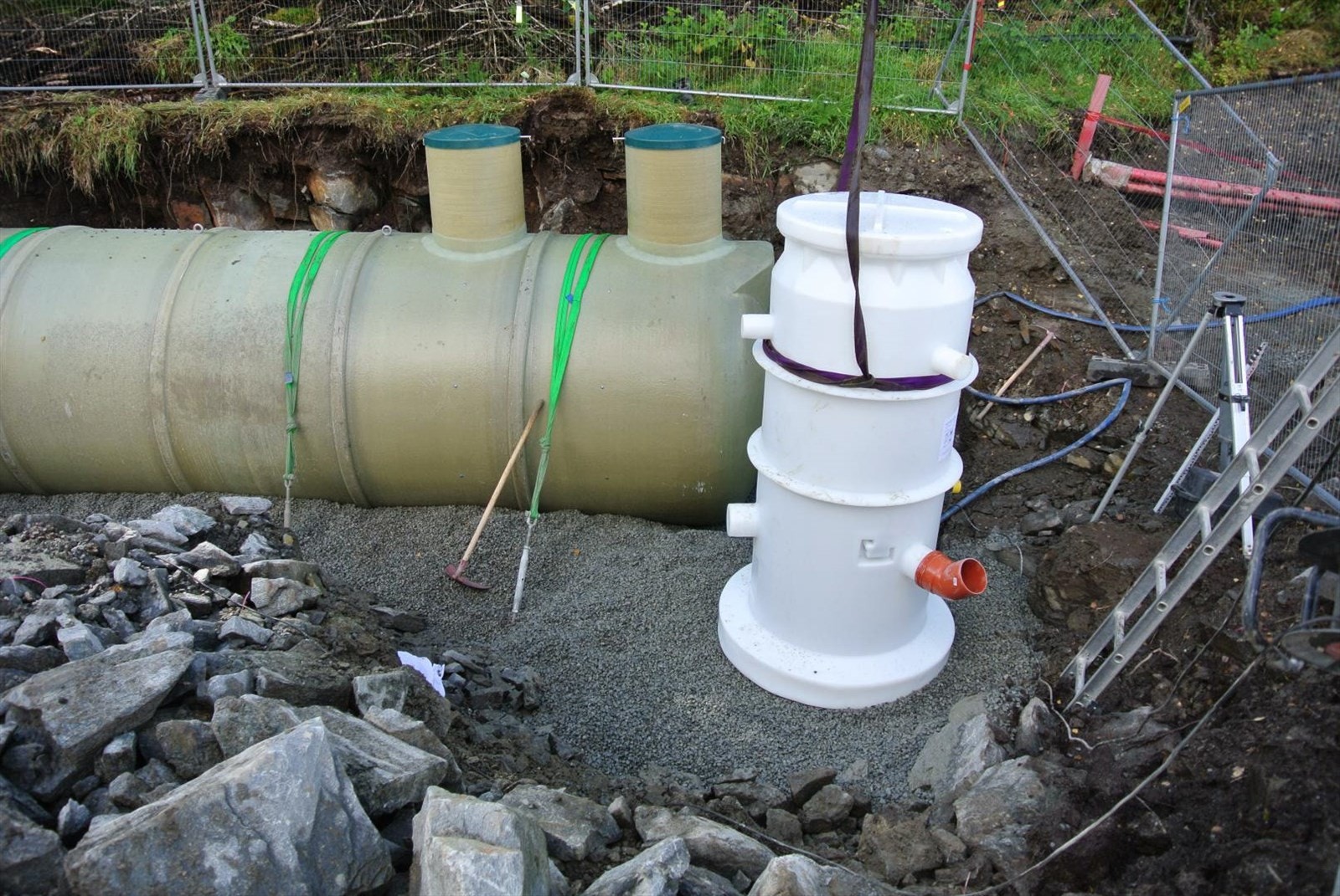 Her blir det lagt ned slamavskiller og pumpestasjon for 8 hus som kan bygges i boligfeltet som selger også kan selge med. Galleribilde