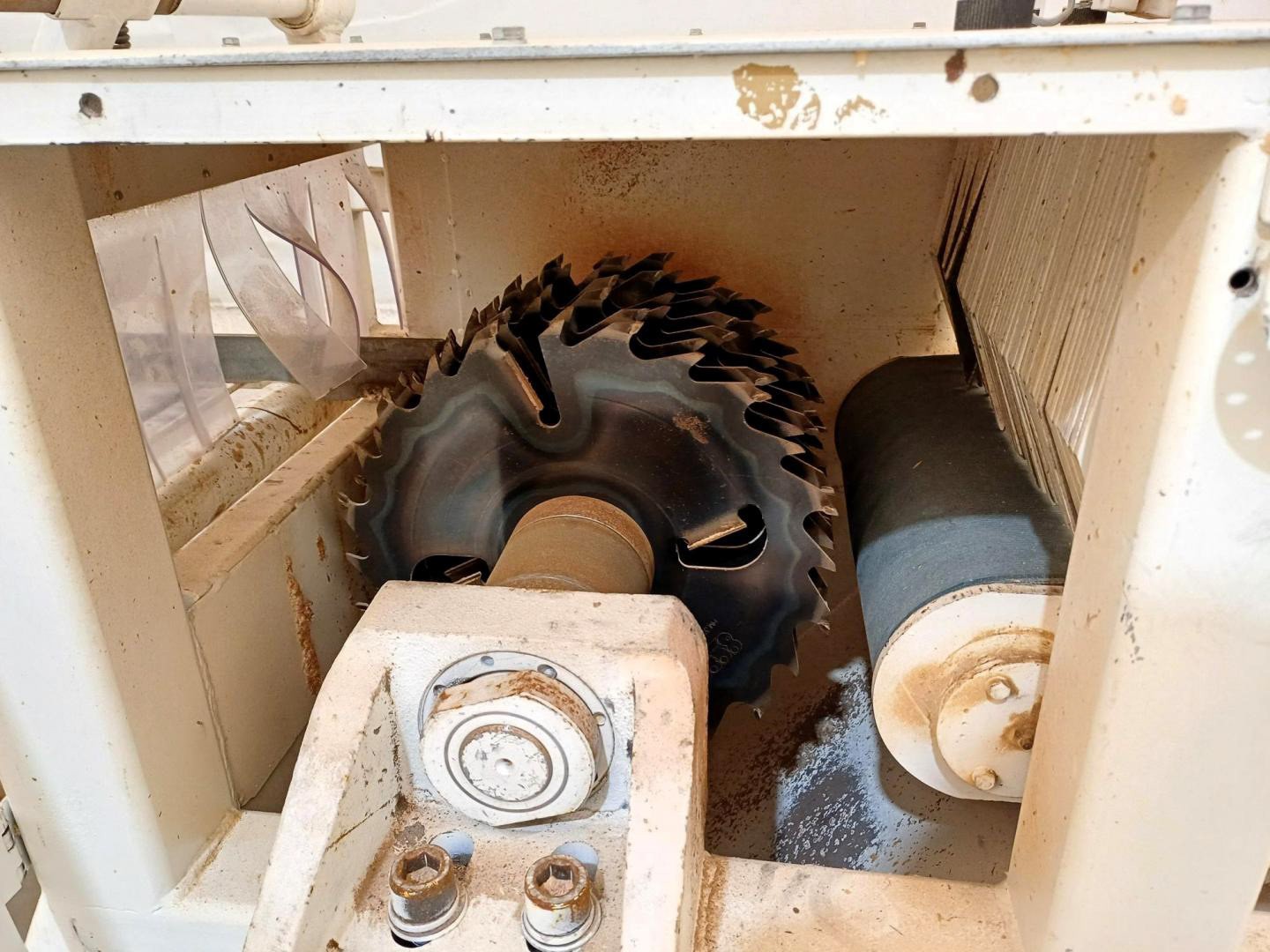 Multisag med inntil 10 sirkelsagblad med variabel avstandi mellom. Kløyver en plank opp i mange. Galleribilde