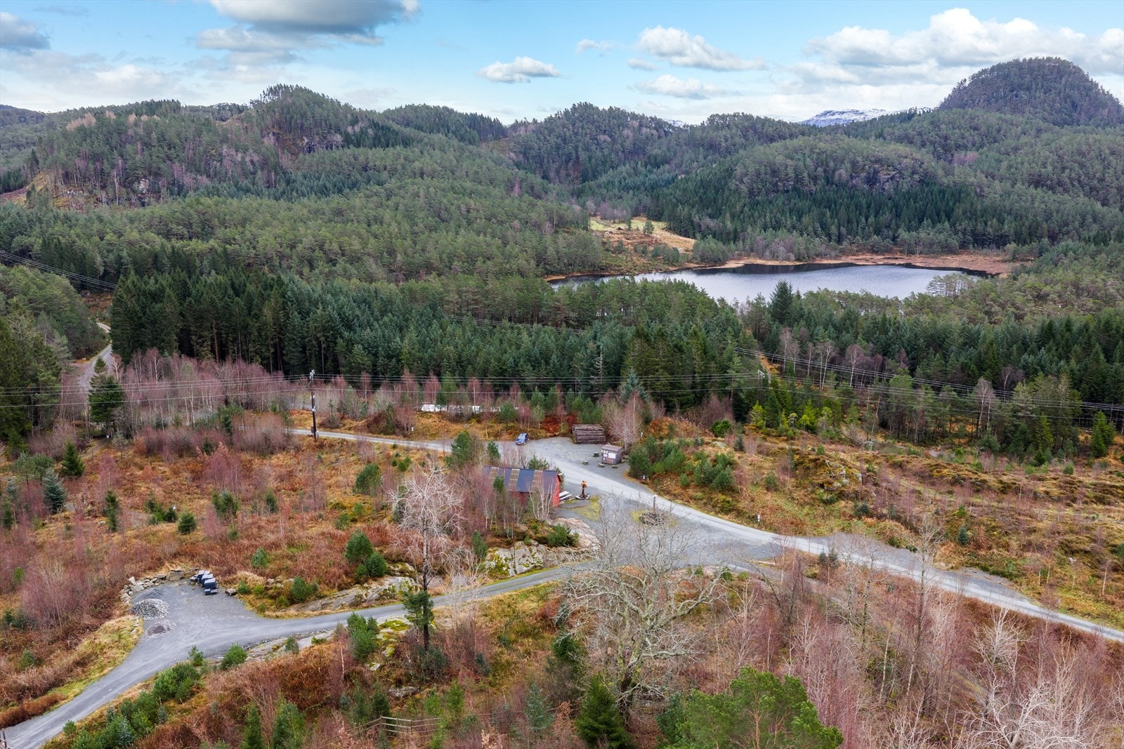 Gullhaug ligger inn veien til venstre. Sagbruket et lite stykke videre innover. Galleribilde