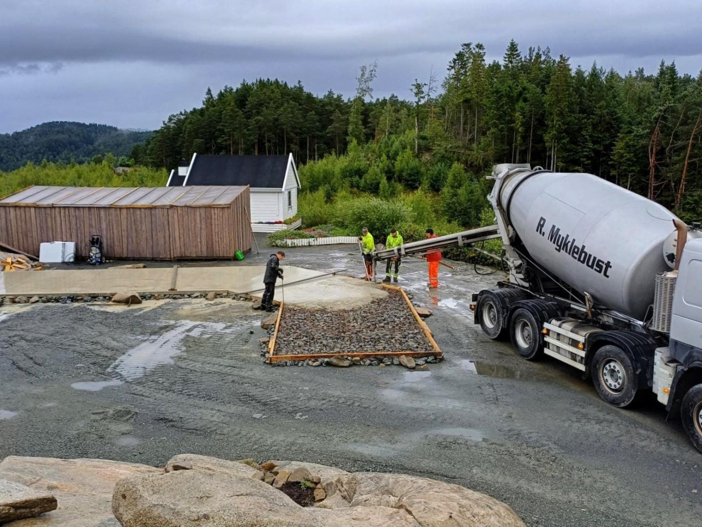 Fra juli 2025 da det ble laget tribiine foran scenen på Gullhaug. Galleribilde