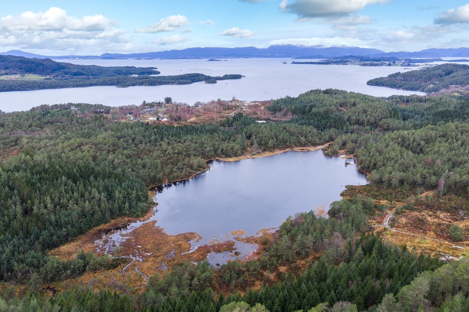 Fatlandsvatnet er en perle midt i eiendommen. Galleribilde