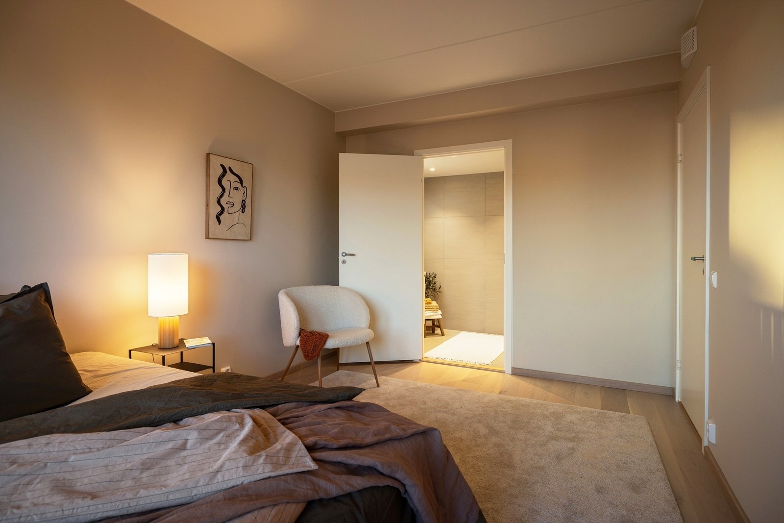 Stort soverom 2 ca. 12,5 kvm. Fransk balkong. Adkomst til eget bad, baderom 2. Galleribilde