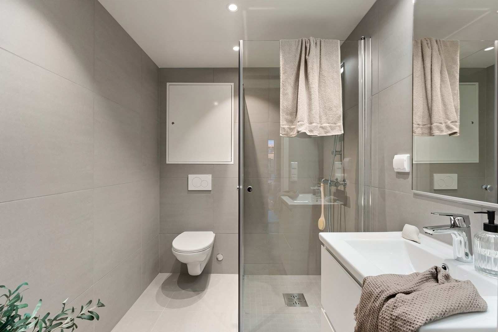 Baderom 2 m. vannbåren varme i gulv. Lite vindu. Se salgsoppgave for beskrivelse. Galleribilde