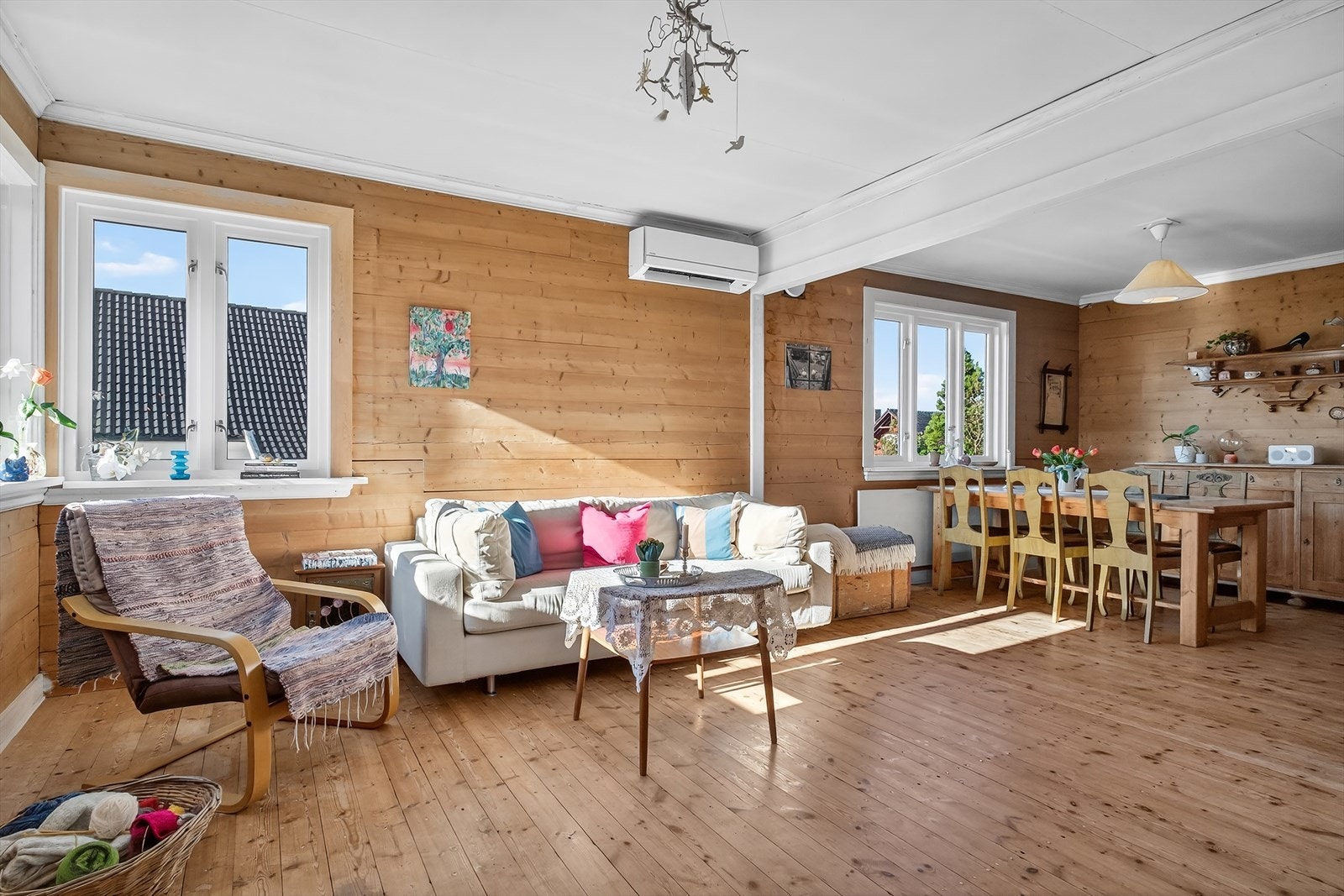 Koselig, lun og sjarmerende stue med plass til sittegrupper og spisebord Galleribilde