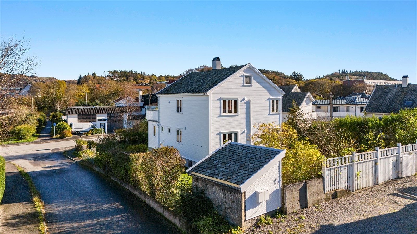 Eiendommen ligger med gangavstand til flotte turområder, idrettsanlegg, barnehage, skoler og sentrum Galleribilde
