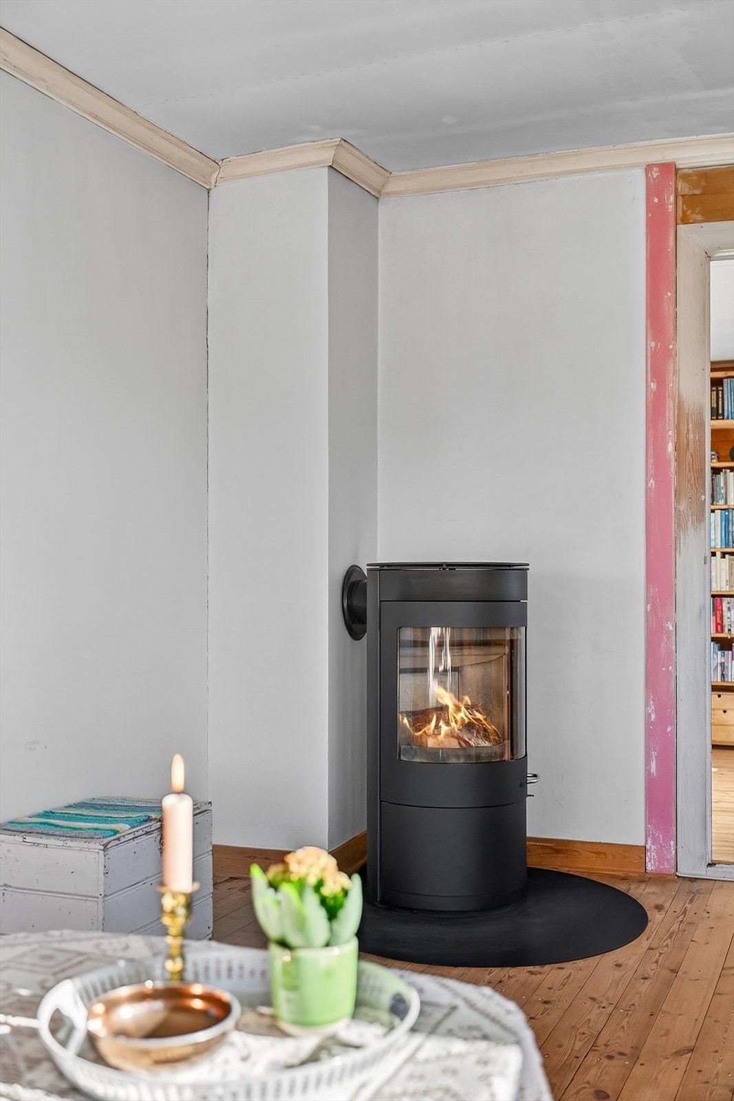 Stuen har vedovn som gir god og lun atmosfære på kalde dager Galleribilde