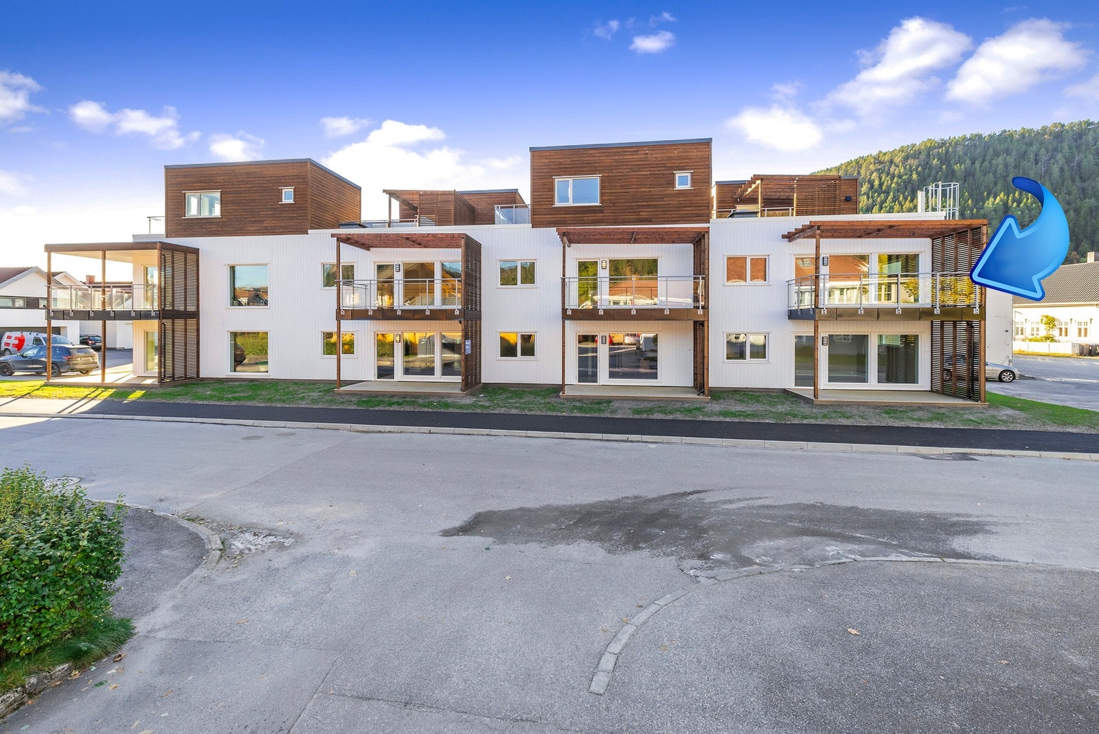 Leiligheten strekker seg over to plan og har endebeliggenhet Galleribilde