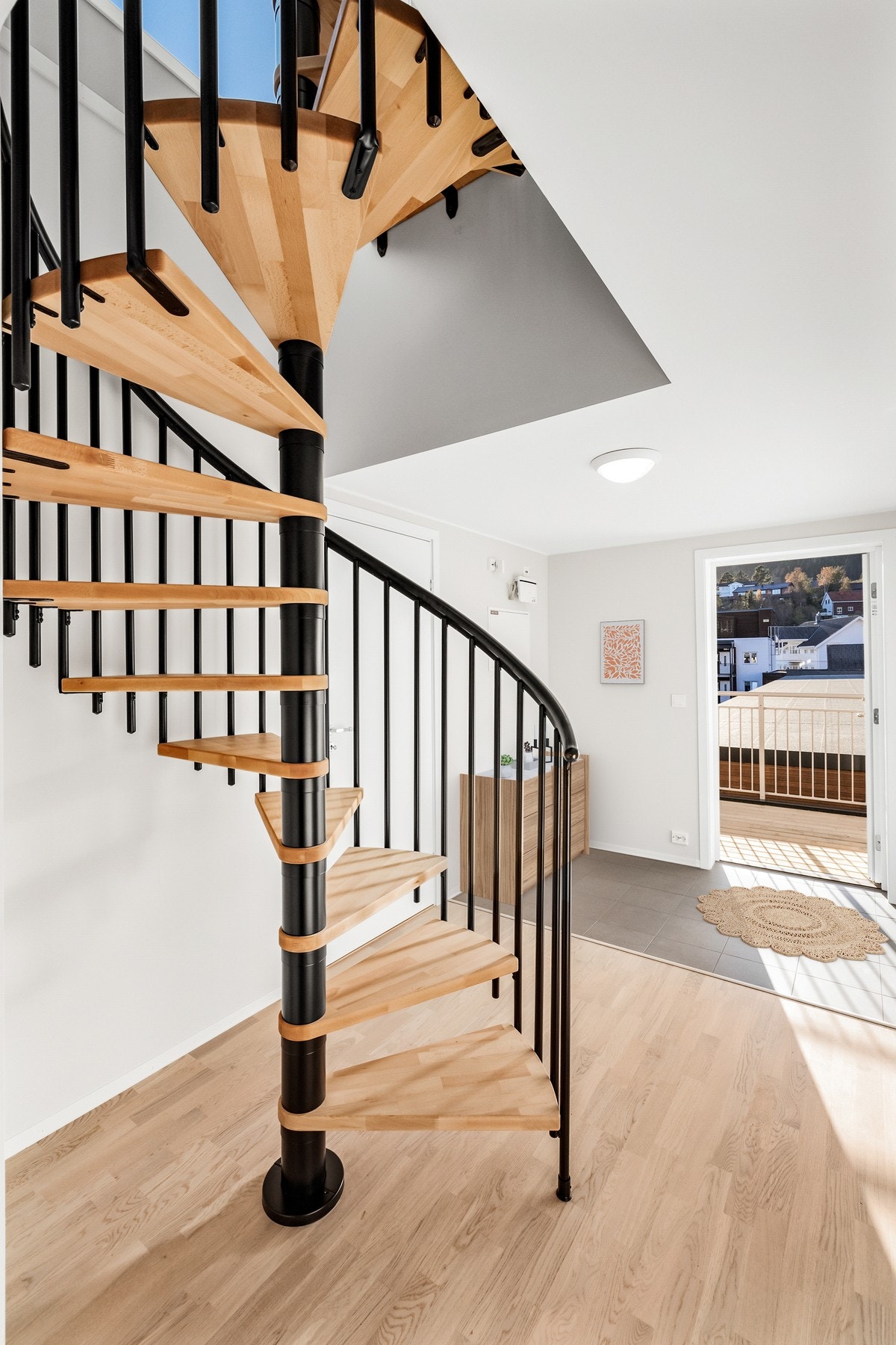 Trappen utgjør et fint møbel i rommet (Digitalt innredet) Galleribilde