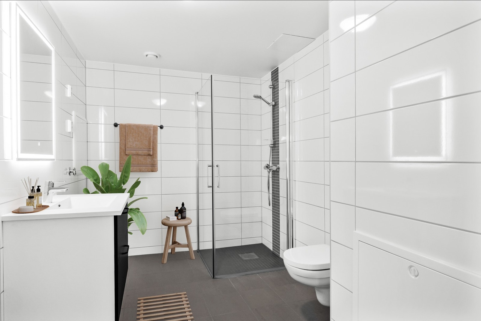 Flislagt baderom i moderne utførelse (Digitalt innredet) Galleribilde